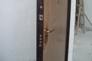 Монтирани блиндирани входни врати